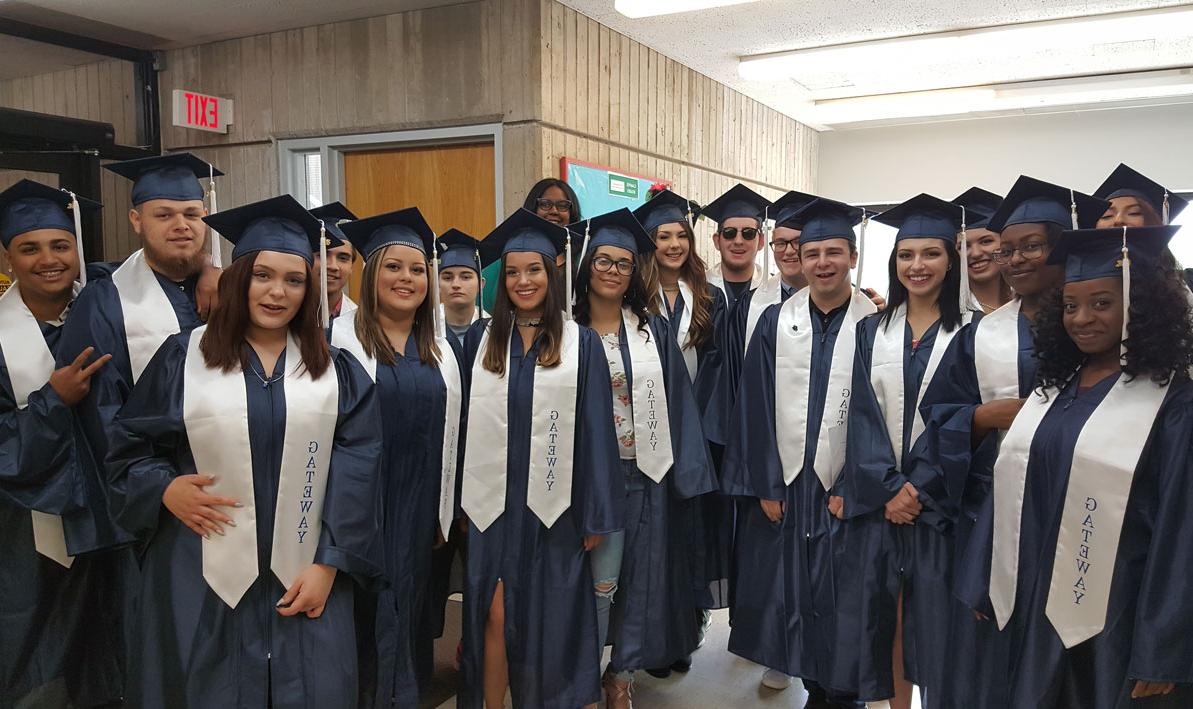 2018年毕业前，大学毕业生戴着帽子和长袍